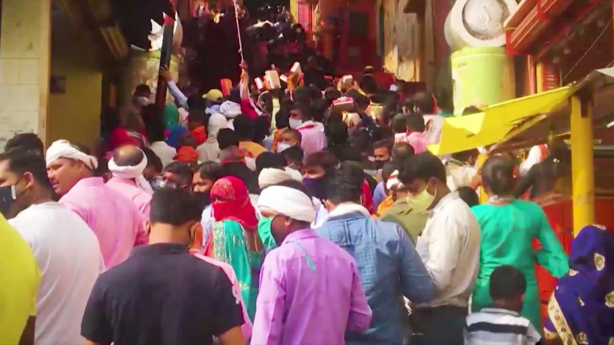 काशी विश्वनाथ मंद‍िर में भीड़