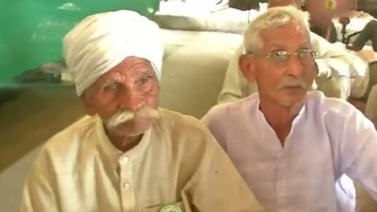 गाजीपुर बॉर्डर: वैक्सीन न लगवाने को लेकर सुनिए किसानों की अनूठी दलीलें