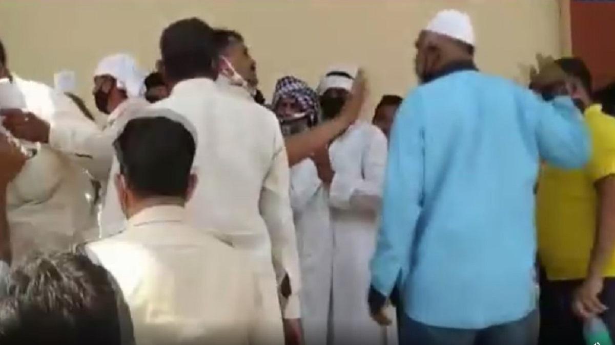 Corona protocol violated, Farmers gathered to buy seeds