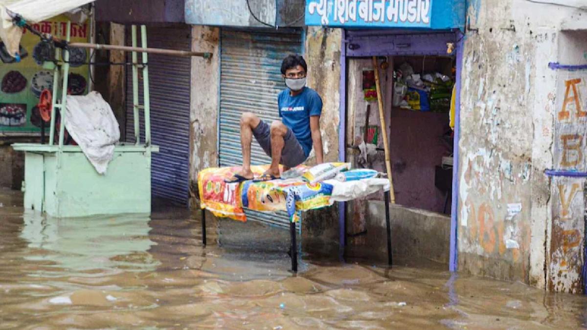 Flood in 100 villages of Lakhimpur Kheri (Photo- PTI)