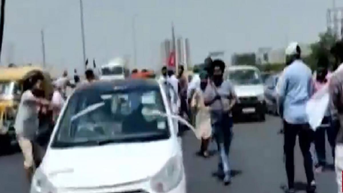  Ghazipur: Clashes broke out between BJP workers and farmers