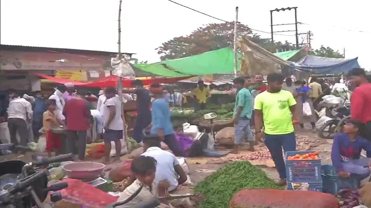 Amid relaxation in Lockdown, Huge Crowd on roads in Varanasi