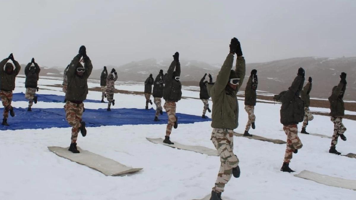 itbp and cisf soldiers did yoga in ladakh