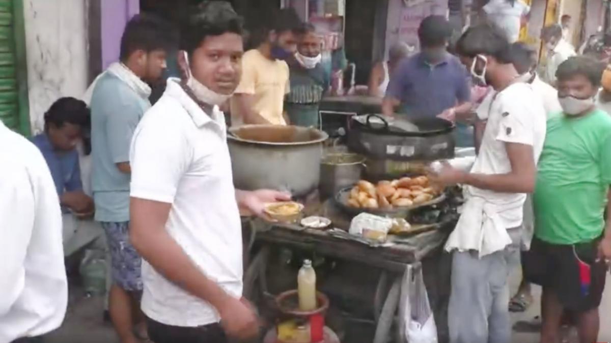 कोरोना नियम भूलकर खा रहे कचौड़ी