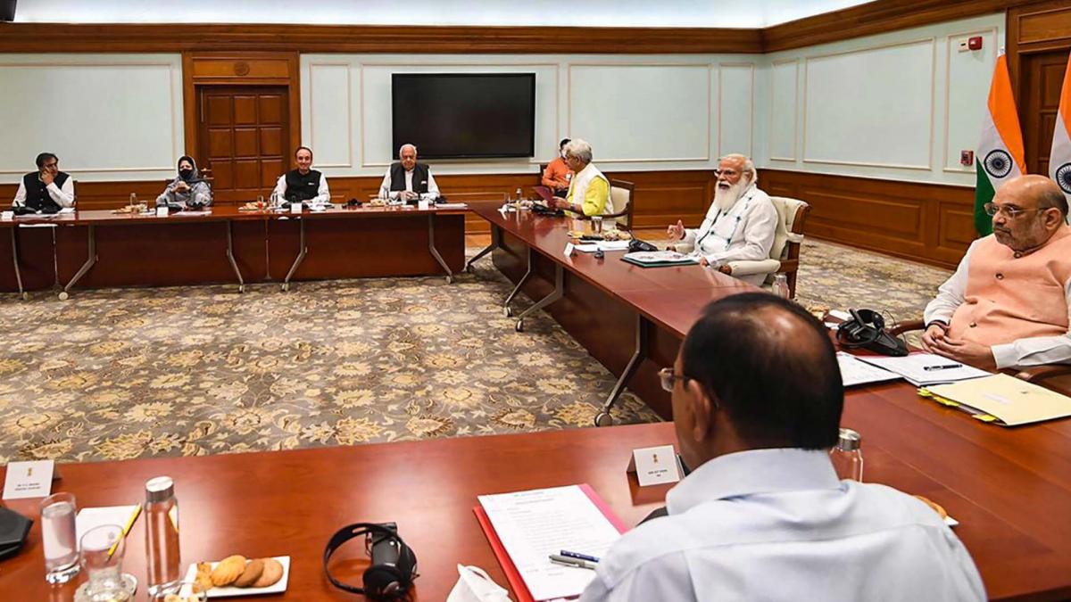 कश्मीर पर पीएम मोदी के साथ क्या हो रही चर्चा?