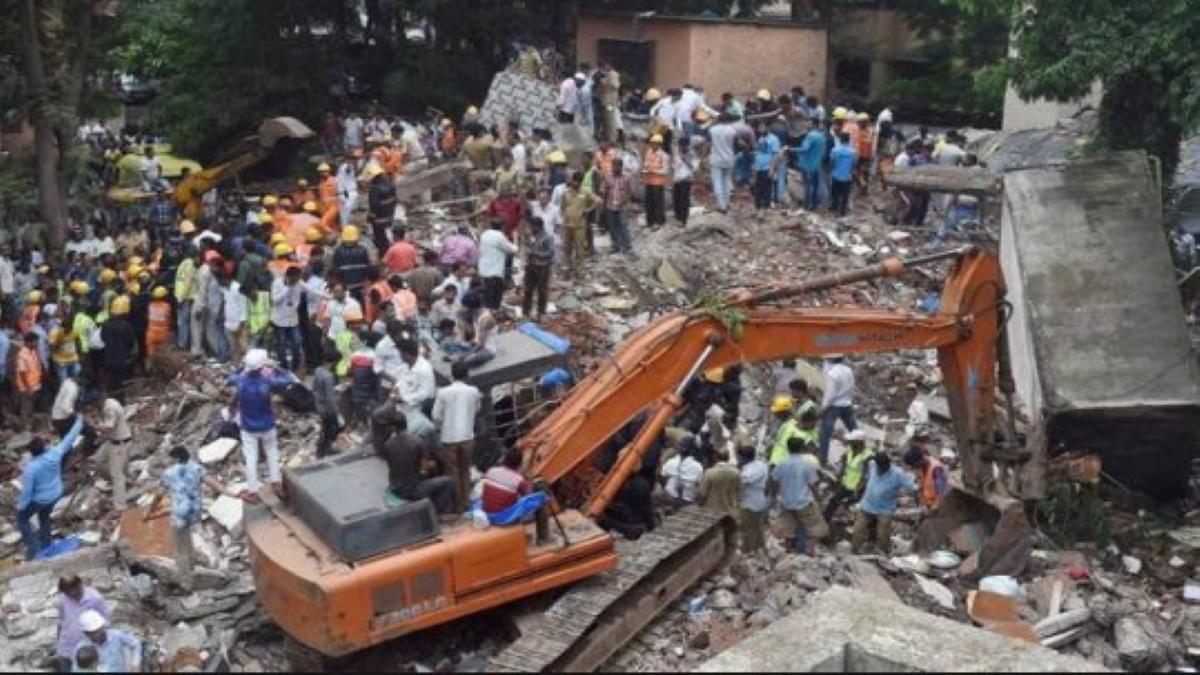'ऐसा लगा मानो धमाका हुआ', मुंबई में इमारत  गिरने से 11 की मौत