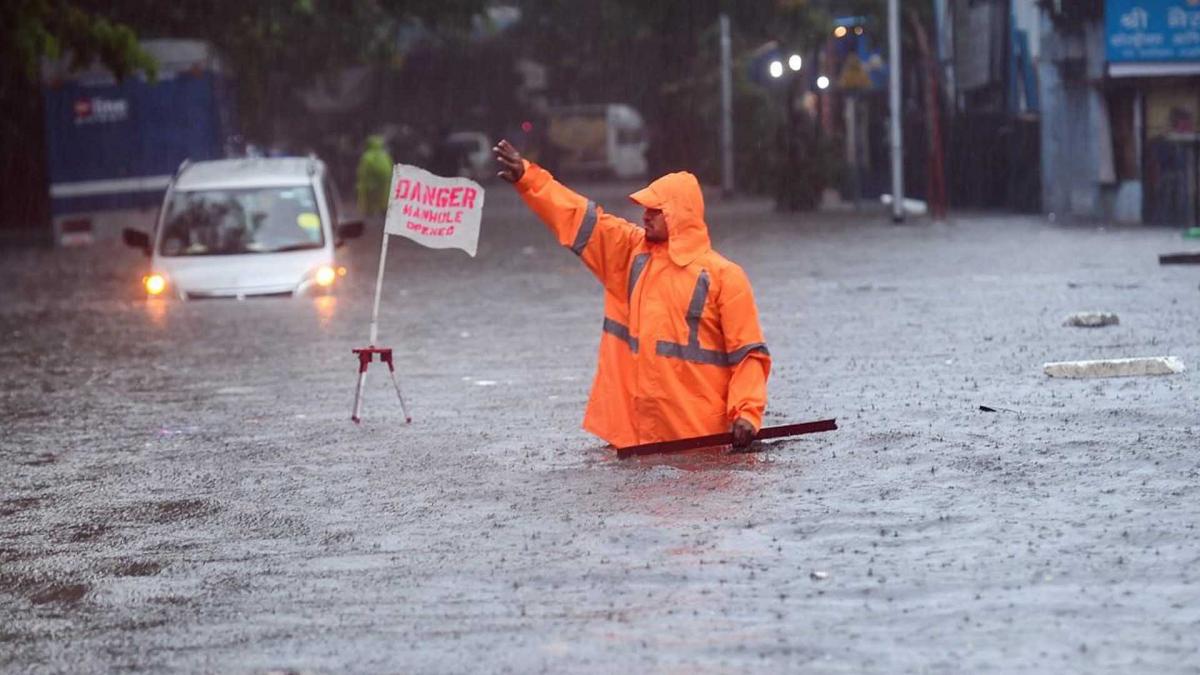  मॉनसून की पहली ही किश्त से आधा हिंदुस्तान हुआ बेहाल