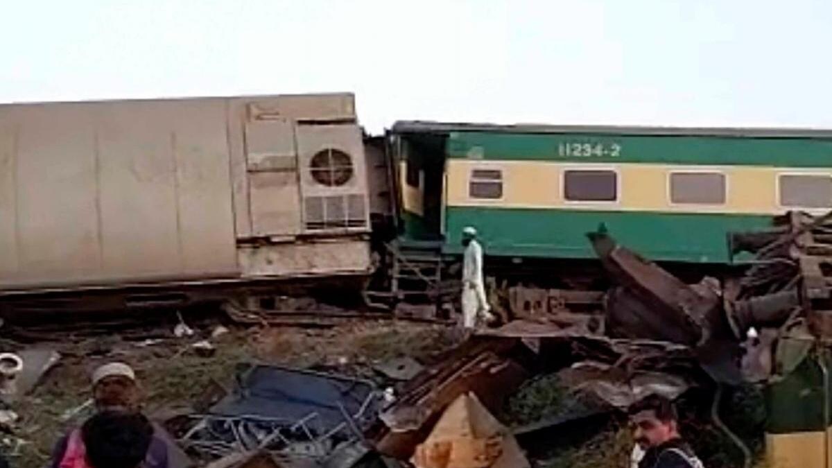 Pakistan: आपस में टकराईं ट्रेनें, बोगियों के हुए टुकड़े! अभी तक 30 की मौत - Two trains collided in Pakistan, 30 dead, several injured - World AajTak