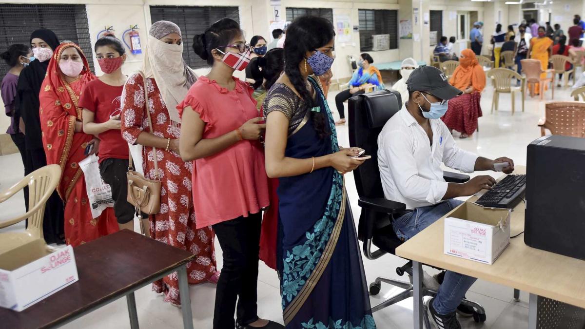 महिलाओं के लिए पिंक बूथ (फोटो- PTI)