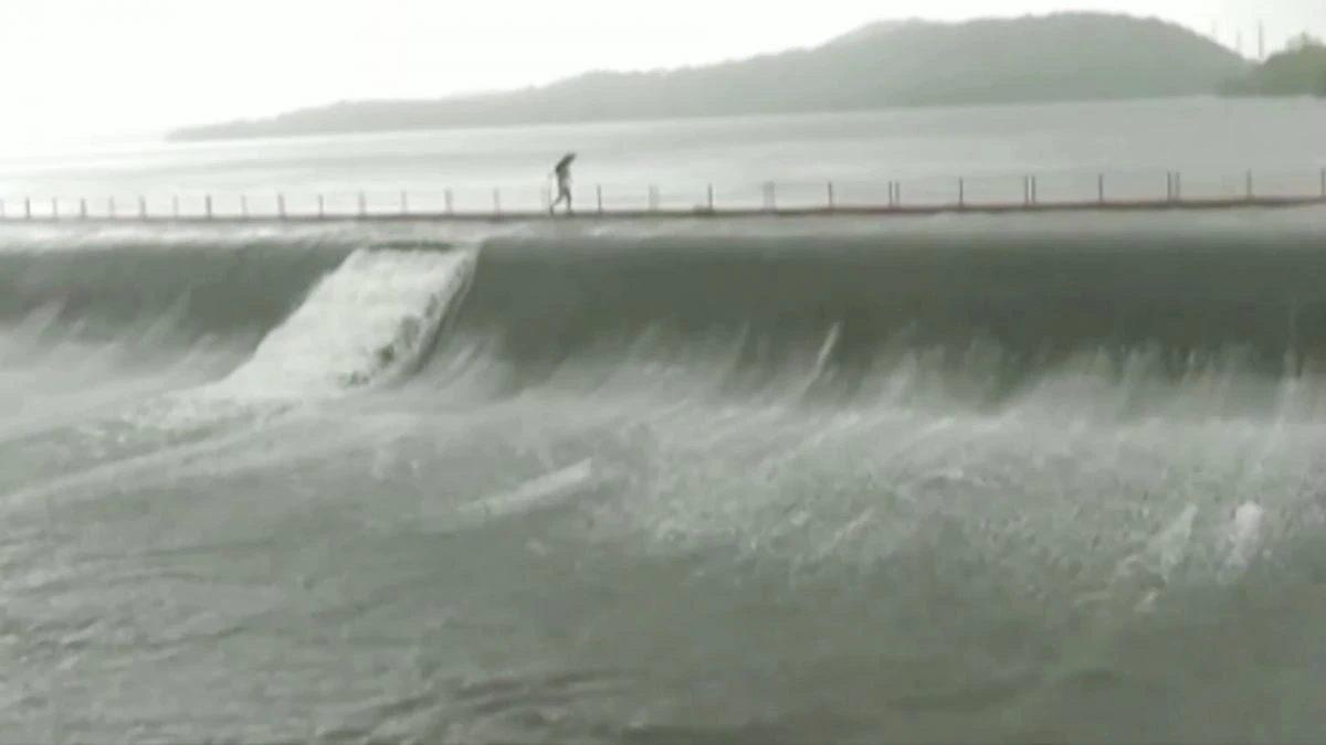 powai lake overflowing due to rain