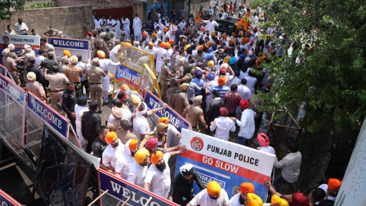 SAD & BSP workers protest (File- Twitter/ @officeofssbadal)