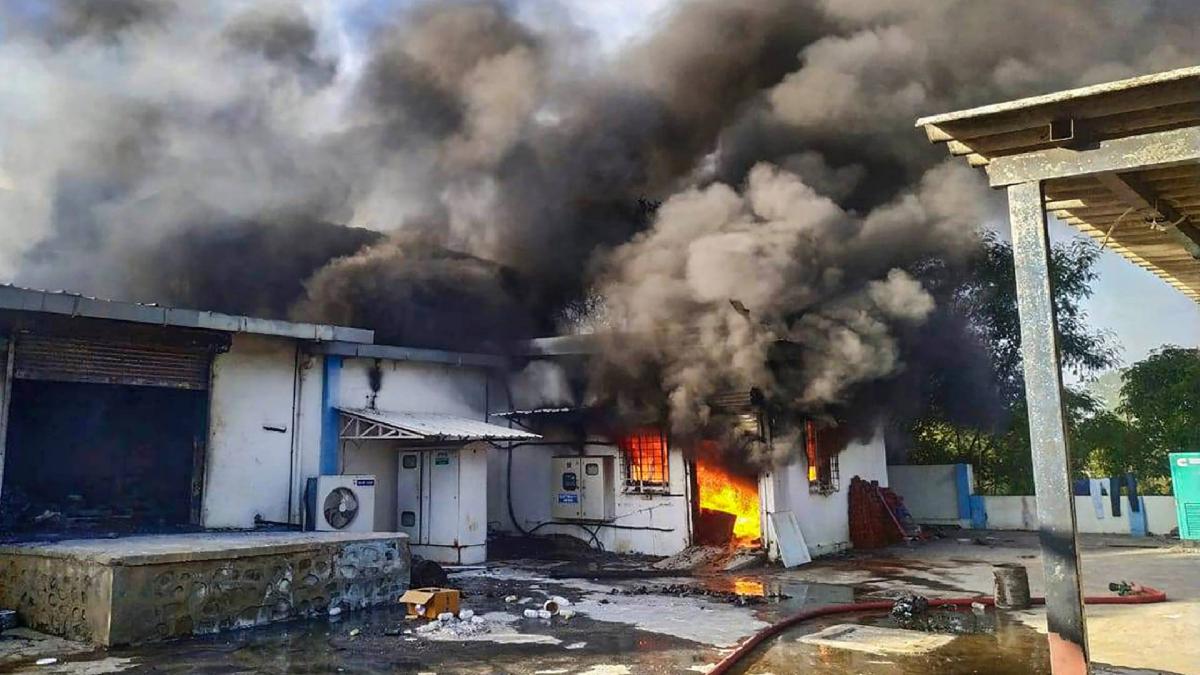 पुणे के करीब केमिकल फैक्ट्री में आज जबरदस्त आग (फोटो- PTI)