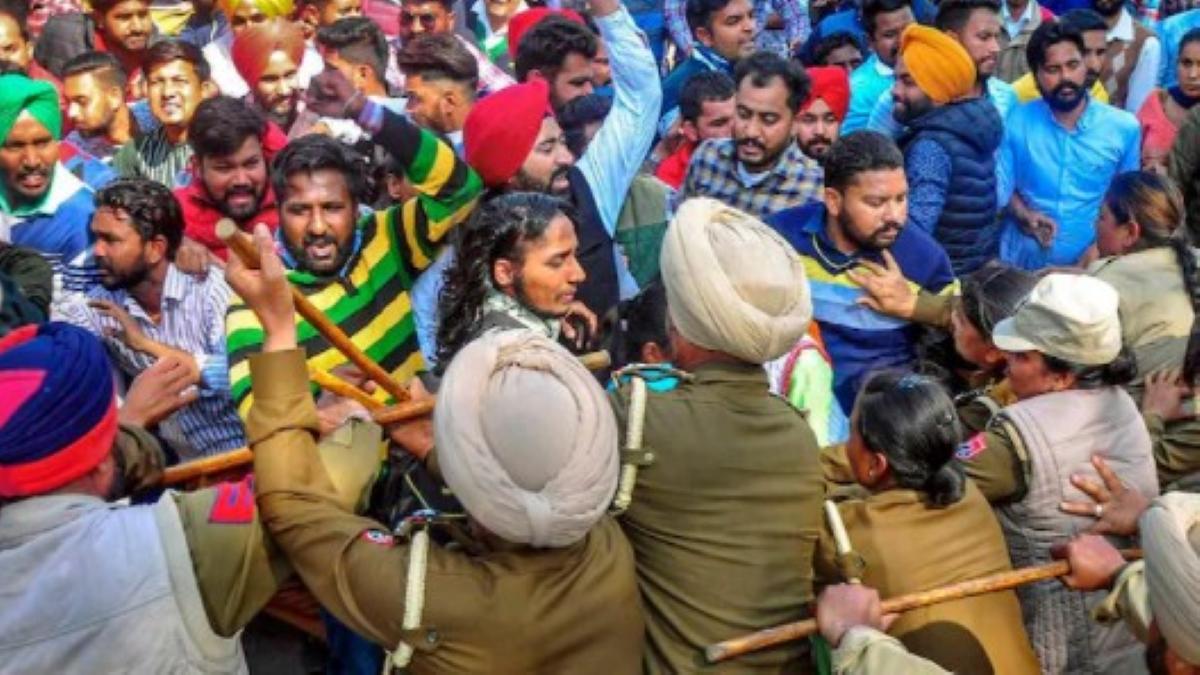 Punjab contractual teachers stage protest 