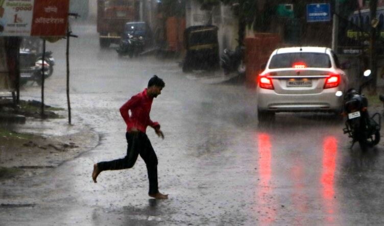 heavy rain lashes parts of Mumbai