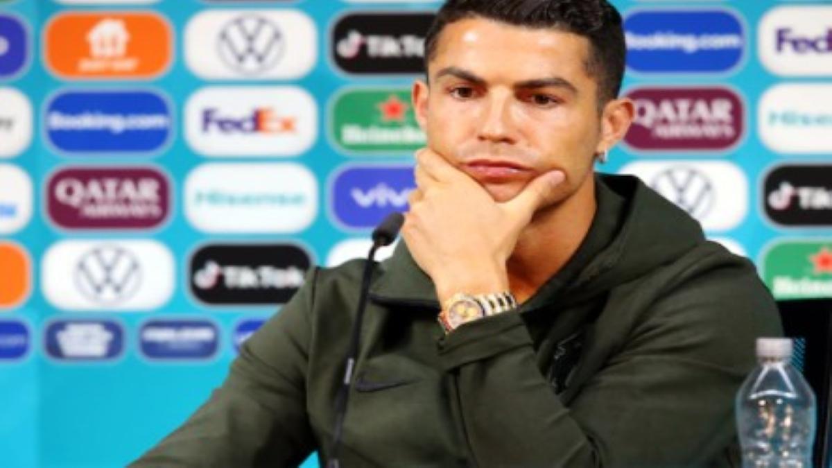 Ronaldo Pogba removes Coca Cola bottles and prefers water