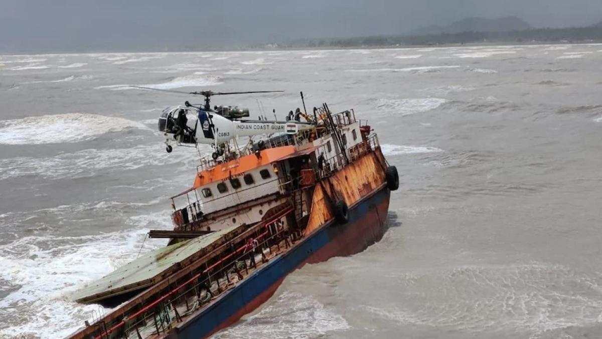 ship crash in sea near maharashtra revdanda