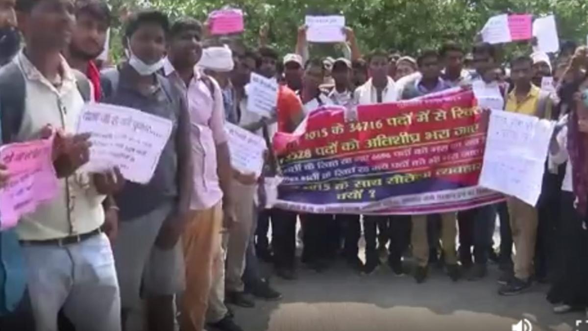 Unemployed youth protested in Lucknow