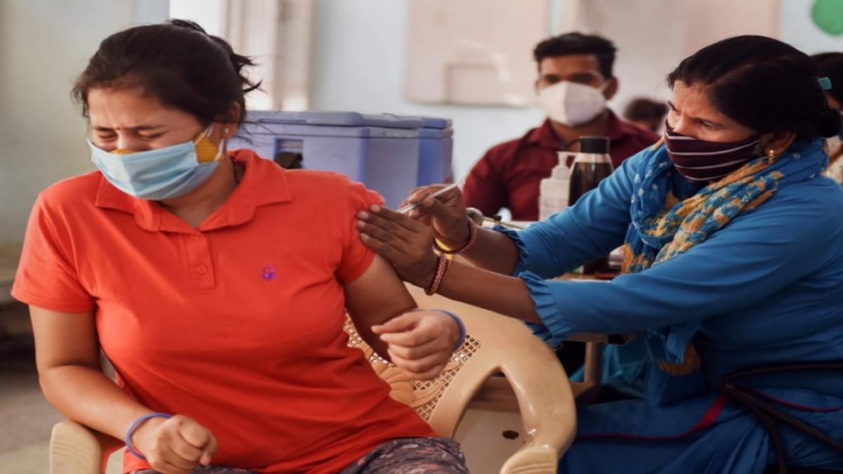 UP में वैक्सिनेशन ने पकड़ी रफ़्तार, सिविल सोसाइटीज और RWA लगवा रहे कैम्प