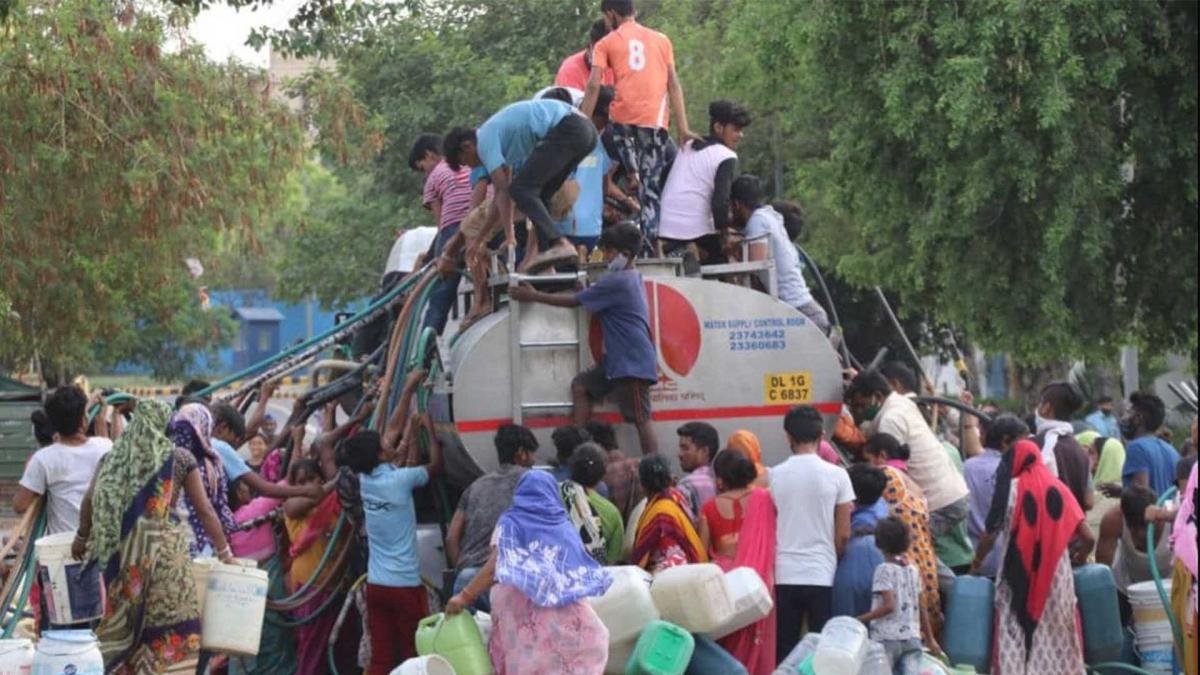 देश की राजधानी में चुल्लूभर पानी के लिए जान पर खेल रहे लोग
