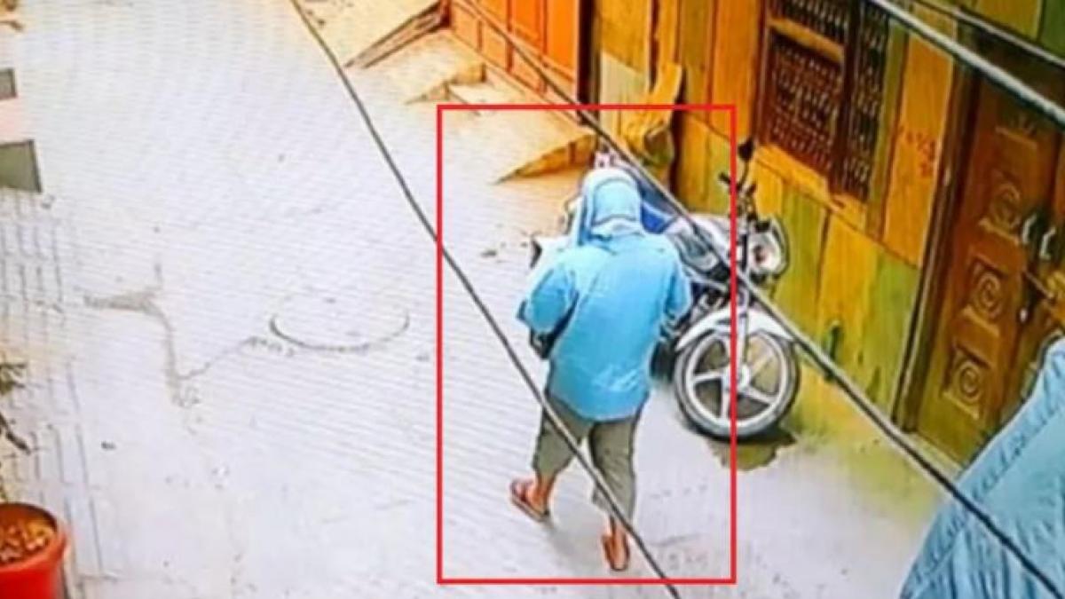 आरोपी सीसीटीवी कैमरे के डीवीआर साथ ले जाता दिख रहा है