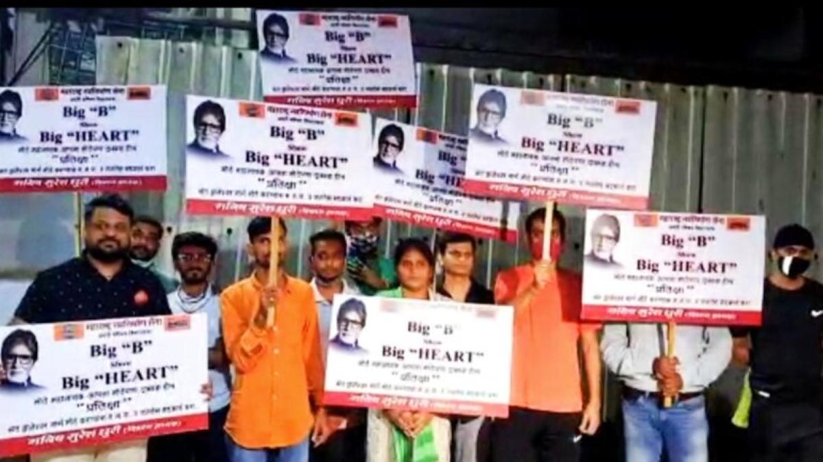 Maharashtra Navnirman Sena protests at Big-B bungalow 'Pratiksha'