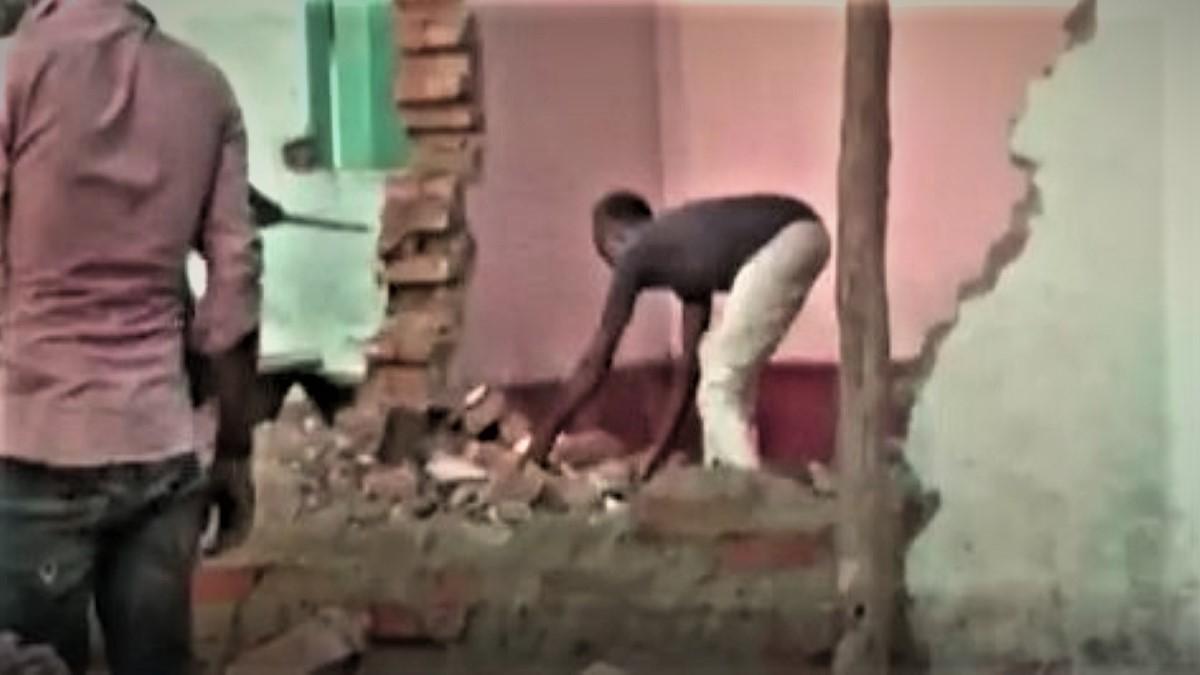 People destroying their own houses amid flood in Bihar