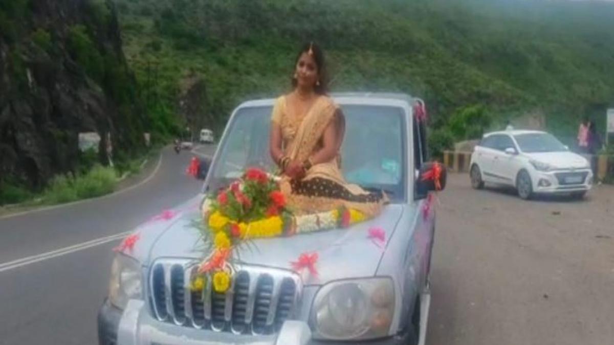 चलती कार की बोनट पर दुल्हन का फोटोशूट! (Photo-ANI)