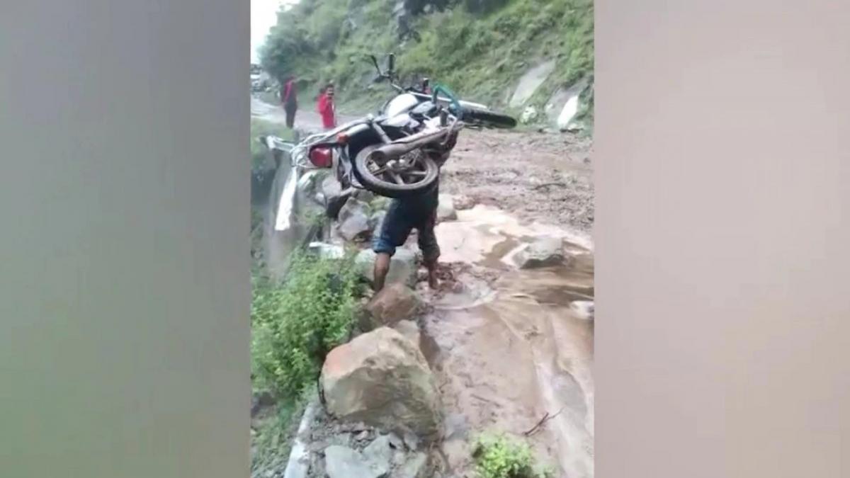  Man carries bike on shoulder