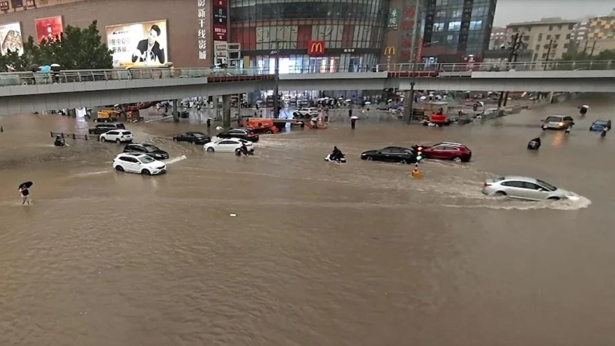 China flooded with rainwater, people drowned, Watch video