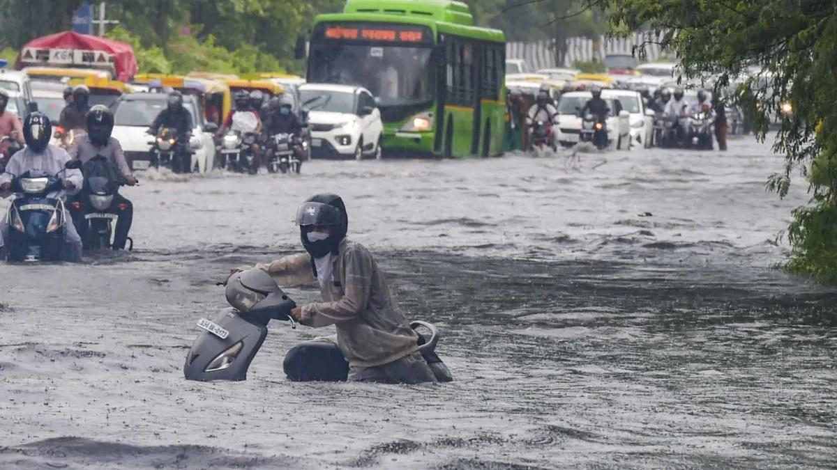 Delhi turns in to pond after early morning rainfall 