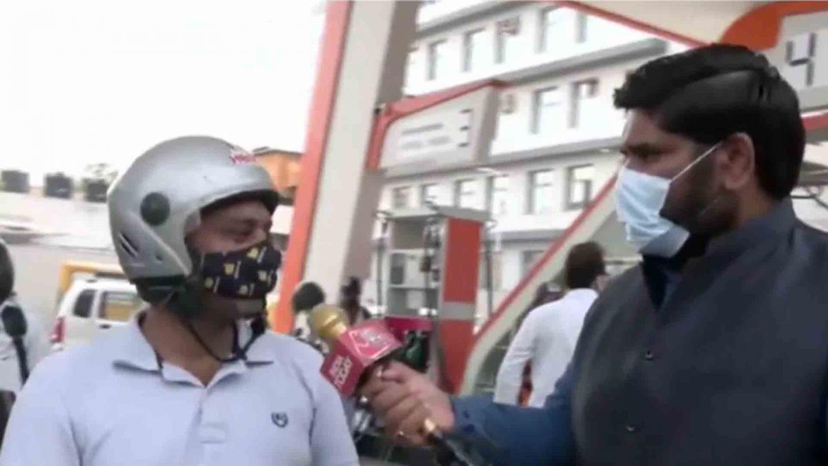 दिल्ली में तेल की कीमतों में लगी आग, शख्स बोला पेट्रोल के चक्कर में बदलनी पड़ी बाइक