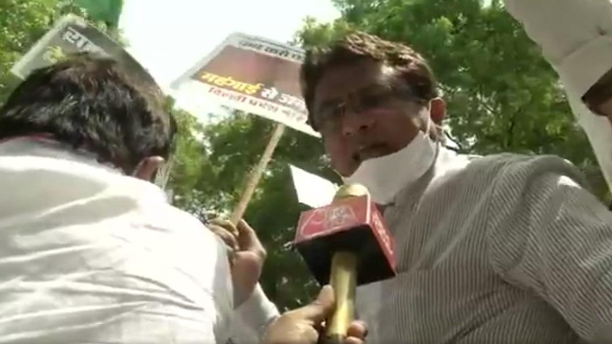 Delhi Congress demonstrate against Kejriwal government over inflation 