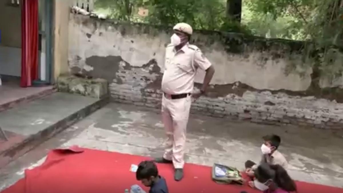 delhi police constable is teaching poor children in the temple built in red fort