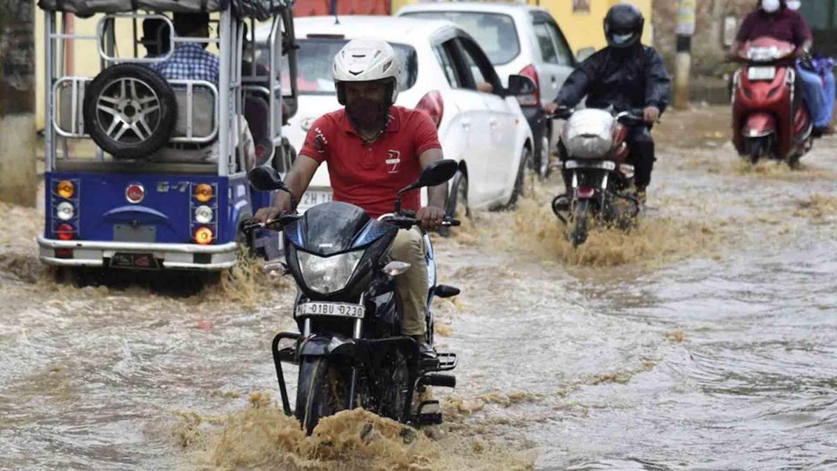 Delhi में राहत की बारिश के साथ आई आफत, देखें देश की बात   