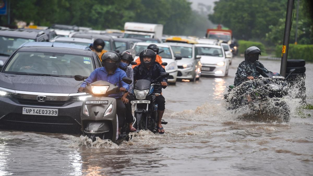 Incessant rain batters Delhi, roads waterlogged, traffic jam!