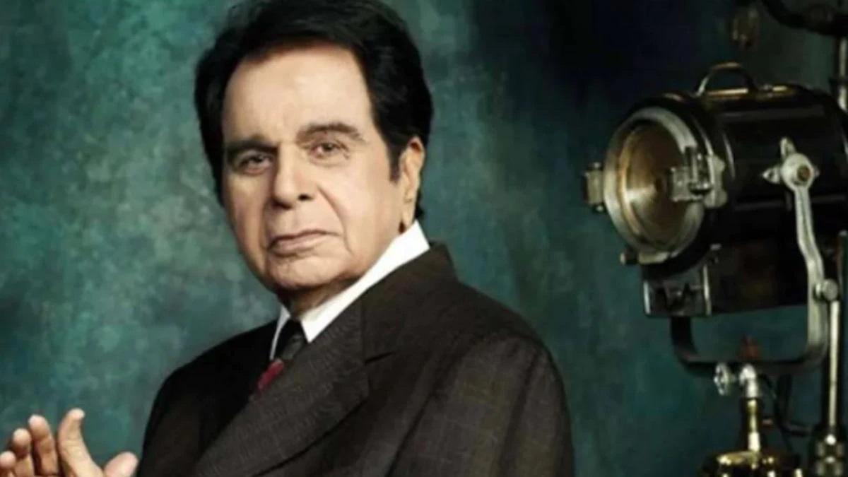 Legendary actor Dilip Kumar passes away star gathered to perform last rites