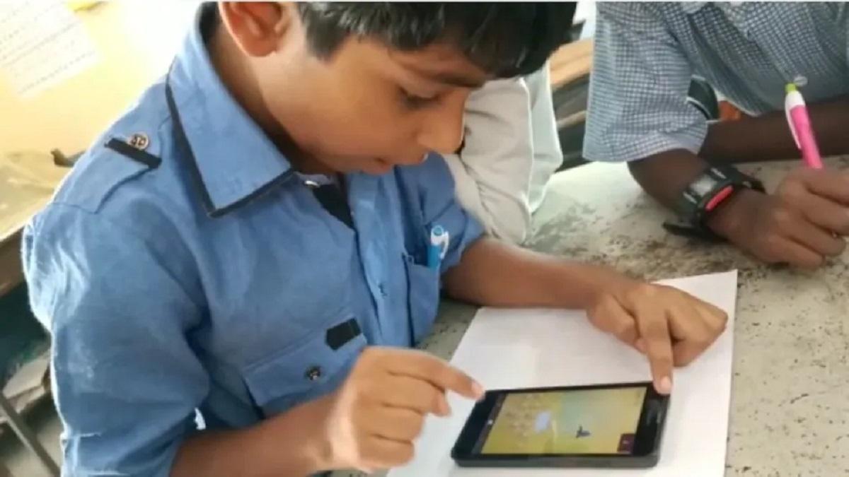  Jamshedpur police set up the 'mobile bank' for needy kids