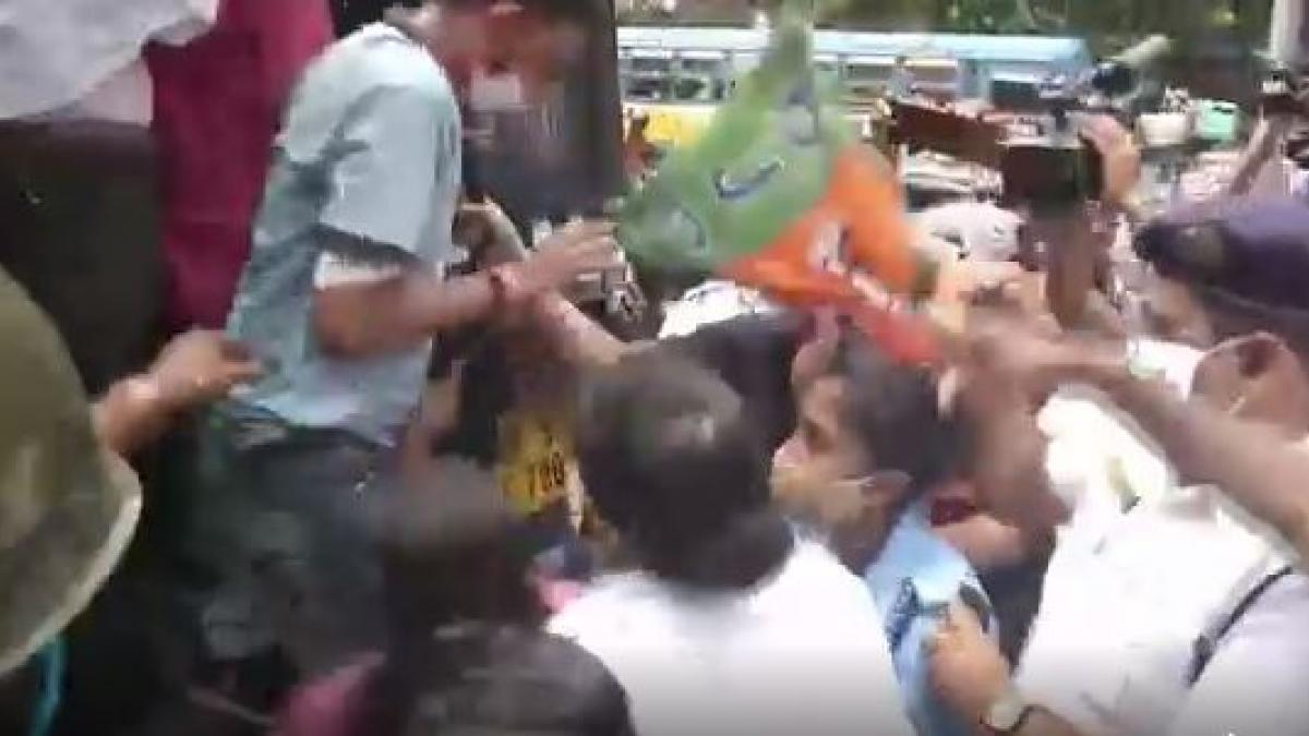 फर्जी वैक्सीनेशन के खिलाफ कोलकाता में हंगामा