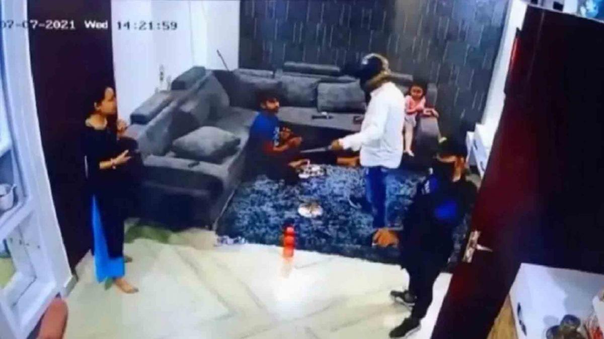 दिल्ली: बिजली कर्मचारी बनकर घर में घुसे बदमाशों ने लूटे लाखों 