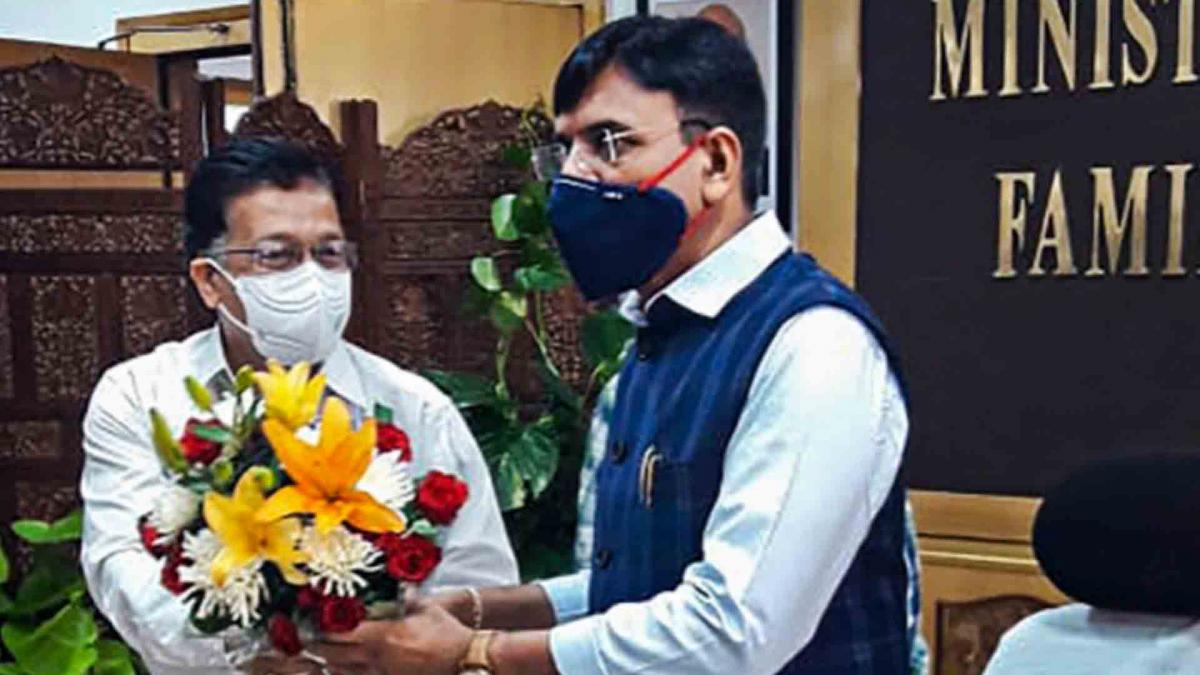 मनसुख मंडाविया ने केन्द्रीय स्वास्थ्य एवं परिवार कल्याण मंत्रालय का कार्यभार संभाला, देखें 