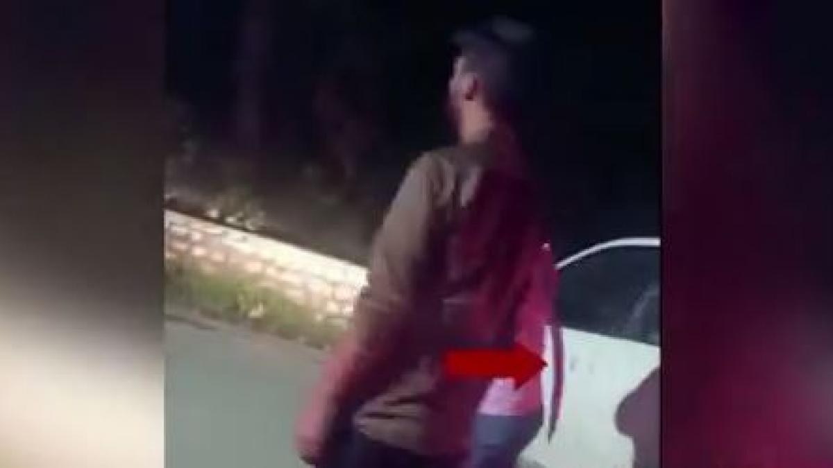 मनाली में तलवार लहराते पर्यटक