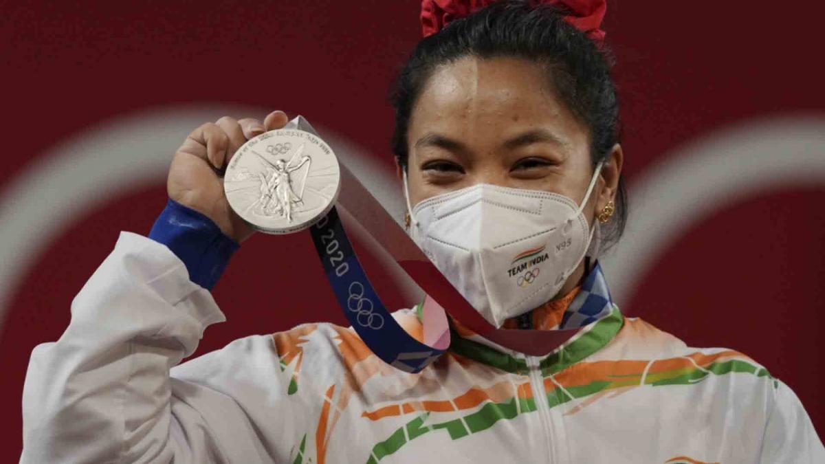 पिता नहीं चाहते थे वेटलिफ्टर बनाना, मां ने किया प्रेरित, देखें किन हालात में  Mirabai ने जीता पदक