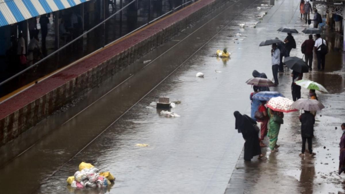 Mumbai rains wreak havoc, roads waterlogged
