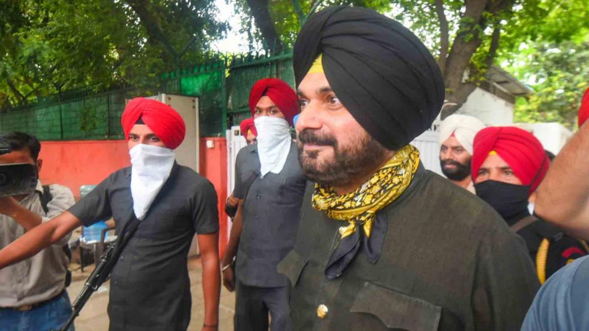 पैदल ही एक-एक विधायक के घर गए सिद्धू, देखें पंजाब में किस तरह तेज हुई सियासी हलचल