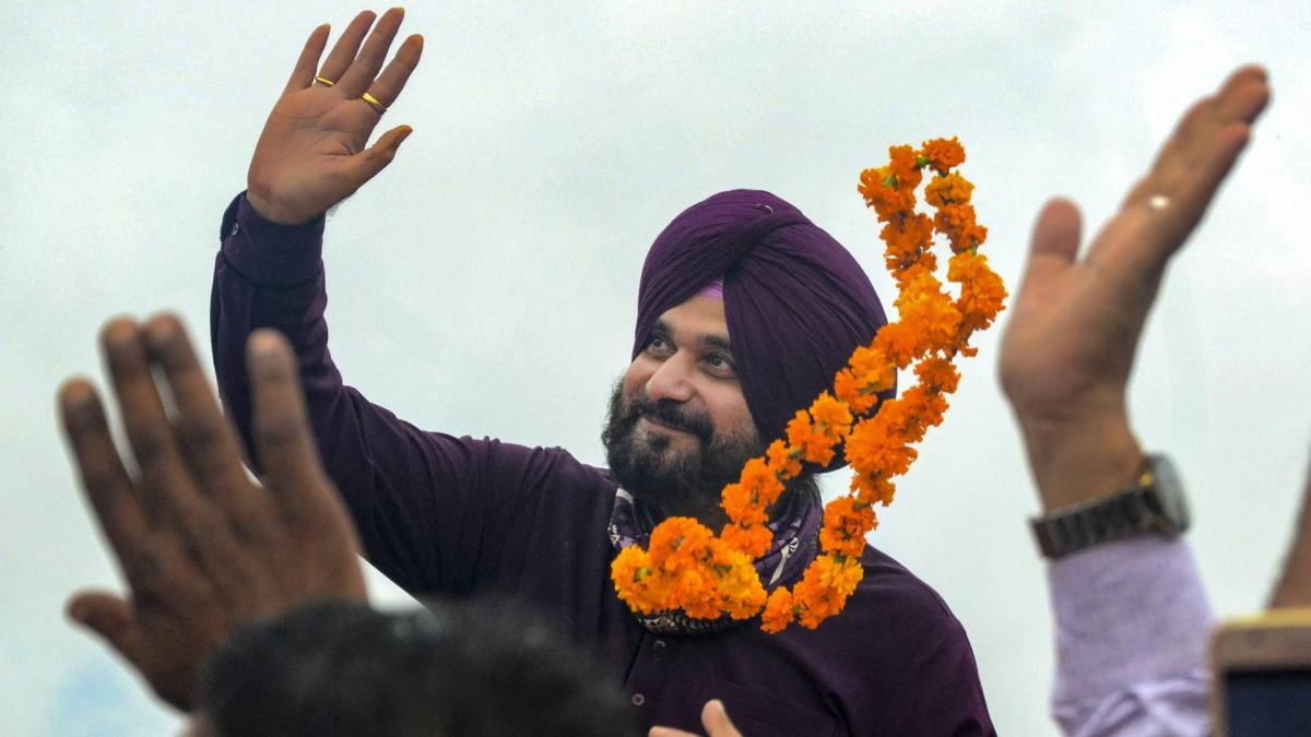 Navjot Singh Sidhu visits Golden Temple