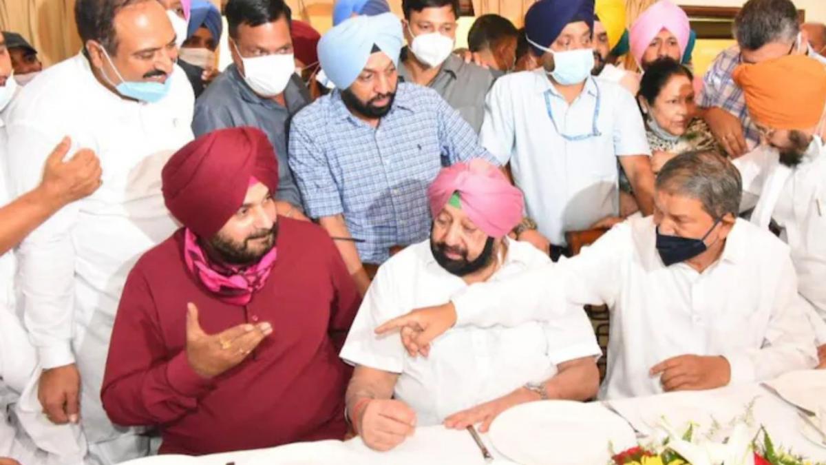 Navjot Singh Sidhu and Amarinder Singh at the coronation ceremony