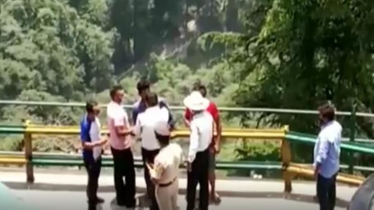 Himachal Pradesh: Policemen bullying tourists in Shimla 