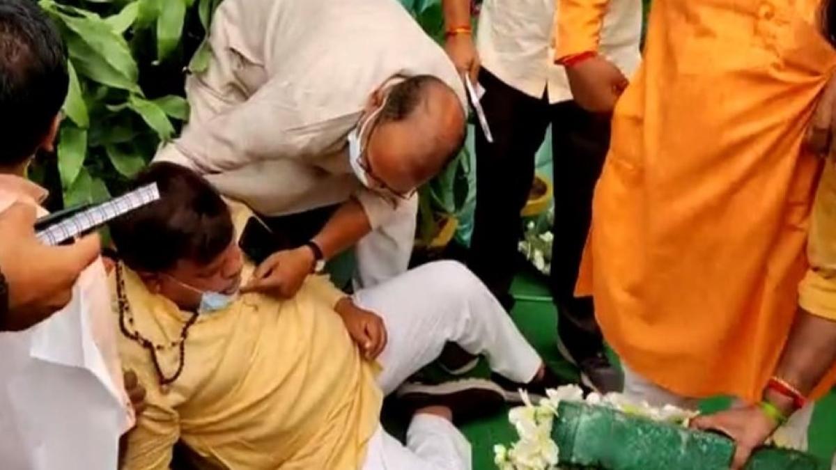 MP Minister Pradhuman Tomar falls from stage in Gwalior
