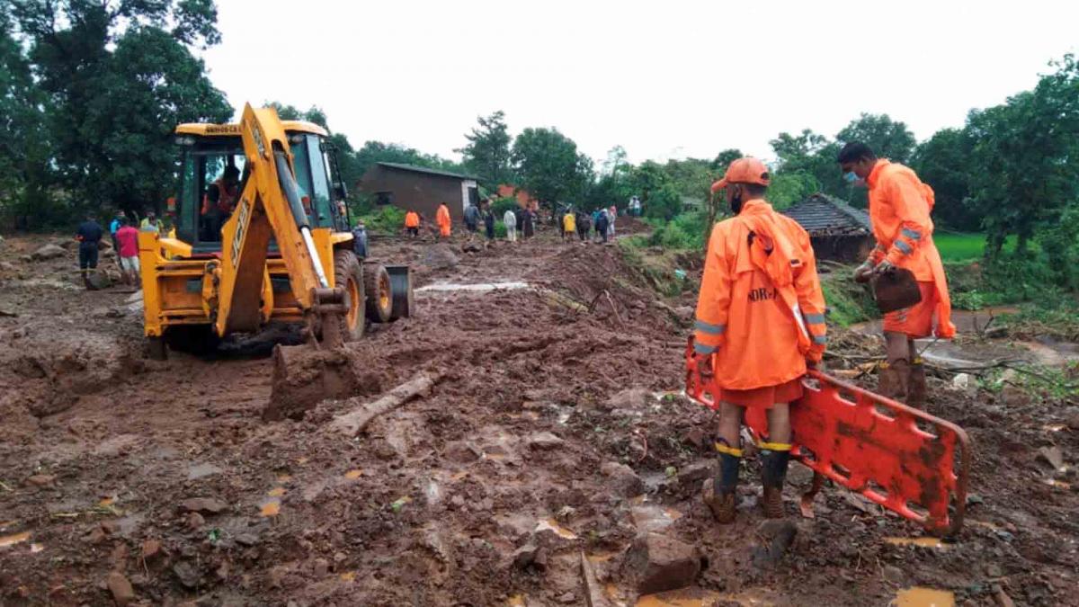 महाराष्ट्र: रायगढ़ में दरका पहाड़, मलबे में अब भी तलाशी जा रहीं सांसें