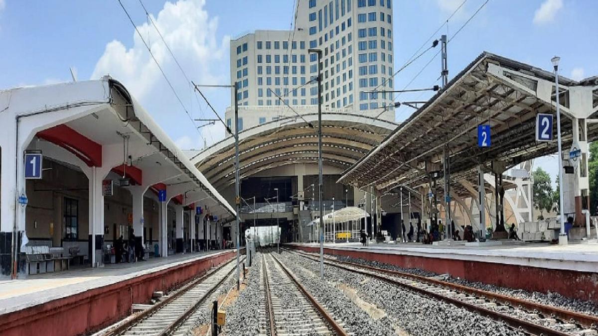 ऊपर फाइव स्टार होटल, नीचे रेलवे ट्रैक...देखें कैसा है गांधीनगर का स्मार्ट रेलवे स्टेशन
